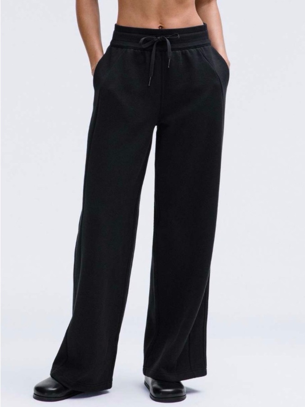 Lululemon Scuba Mid-Rise Wide-Leg Pant *Regular
Black size 2